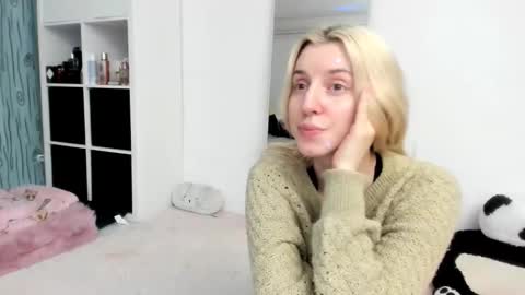 Snapshot of kenziedawton chatting on 02.08.26 Kenzie online show from 02.08.26