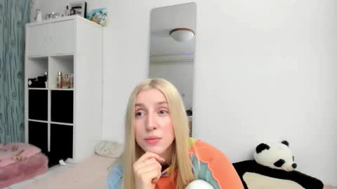 Snapshot of kenziedawton chatting on 02.15.26 Kenzie online show from 02.15.26