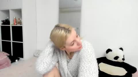 Snapshot of kenziedawton chatting on 03.08.26 Kenzie online show from 03.08.26