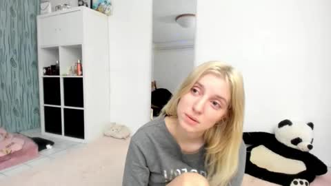 Snapshot of kenziedawton chatting on 03.22.26 Kenzie online show from 03.22.26