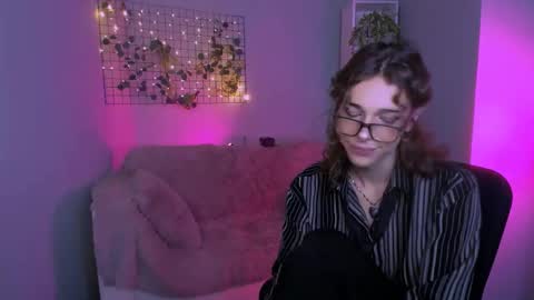 Snapshot of kevi_sunn chatting on 09.14.25 kevi here online show from 09.14.25