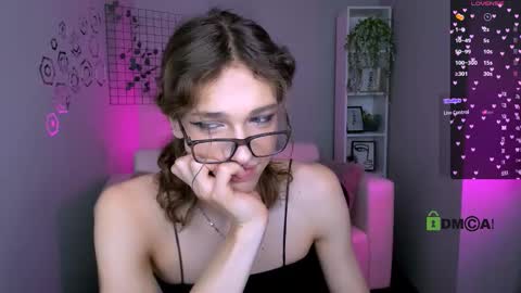Snapshot of kevi_sunn chatting on 09.24.25 kevi here online show from 09.24.25
