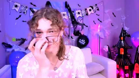 Snapshot of kevi_sunn chatting on 10.22.25 kevi here online show from 10.22.25