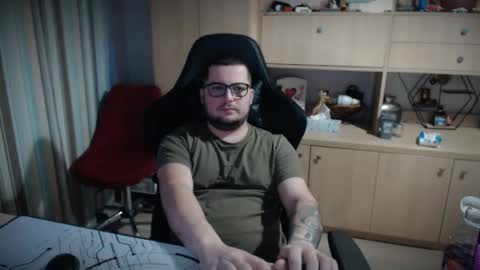 Snapshot of kevinnlovely95 chatting on 12.16.25 Kevinn online show from 12.16.25