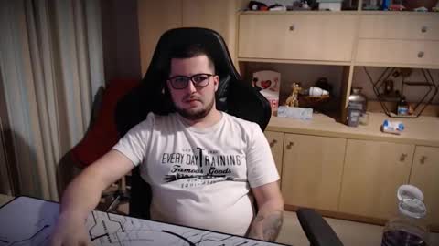 Snapshot of kevinnlovely95 chatting on 12.18.25 Kevinn online show from 12.18.25