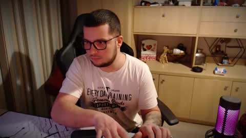 Snapshot of kevinnlovely95 chatting on 12.20.25 Kevinn online show from 12.20.25