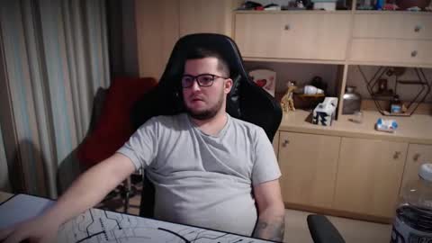 Snapshot of kevinnlovely95 chatting on 12.22.25 Kevinn online show from 12.22.25