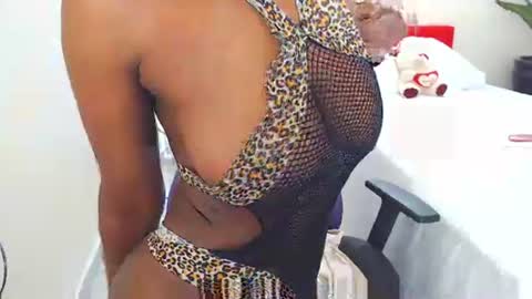 Snapshot of keyra_dainty chatting on 11.24.25 Sandy Saenz online show from 11.24.25