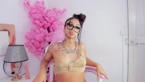 Khelany Isyy  online show from 01.14.25