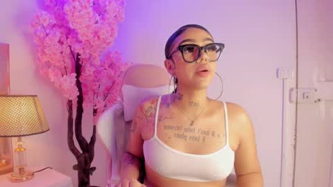 Khelany Isyy  online show from 02.13.25