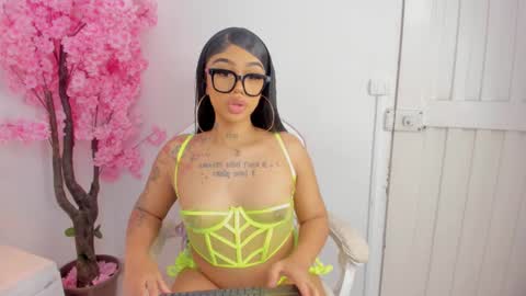 Khelany Isyy  online show from 02.24.25