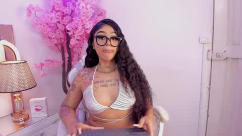 Khelany Isyy  online show from 03.11.25