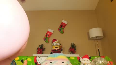 Snapshot of khloeexoxo chatting on 12.19.24 Khloe online show from 12.19.24