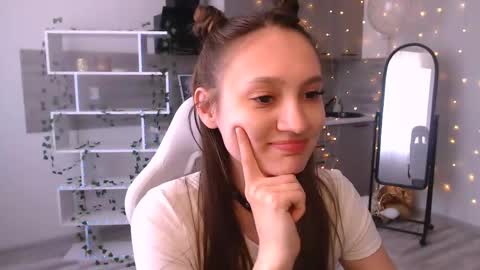Snapshot of kiananowak chatting on 05.17.26 Kiana online show from 05.17.26