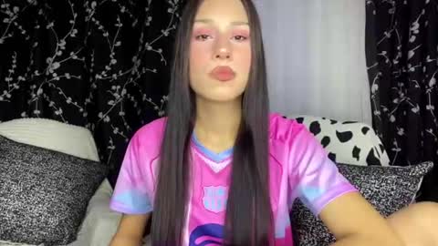 Snapshot of kiaratulowski chatting on 07.18.26 Mary online show from 07.18.26