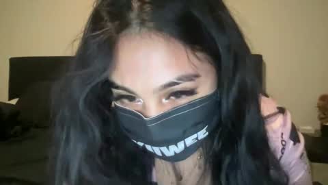 Snapshot of kiiwee chatting on 10.22.25 KIIWEE online show from 10.22.25