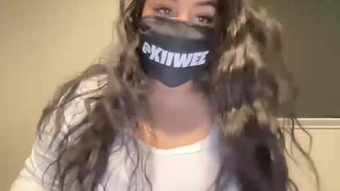 Snapshot of kiiwee chatting on 11.03.25 KIIWEE online show from 11.03.25