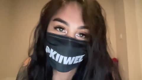 Snapshot of kiiwee chatting on 11.05.25 KIIWEE online show from 11.05.25