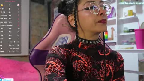 Snapshot of kikilepetite chatting on 02.10.25 kiki online show from 02.10.25