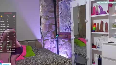 Snapshot of kikilepetite chatting on 12.14.25 kiki online show from 12.14.25