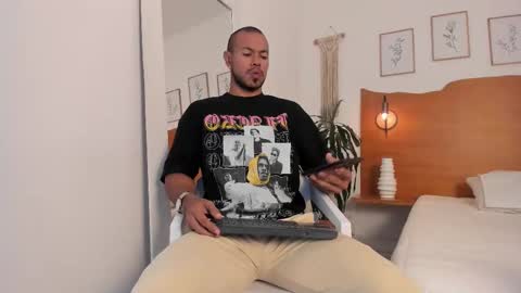 Snapshot of killua_zagarra_ chatting on 01.08.26 Kilua Muscle guy online show from 01.08.26