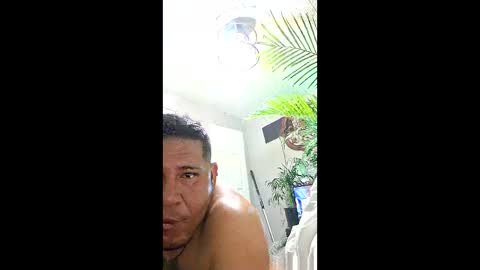 Snapshot of kiloflores124 chatting on 12.21.25 kiloflores124 online show from 12.21.25