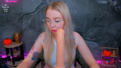 Snapshot of kim_girl_next_door chatting on 12.13.24 KIM online show from 12.13.24