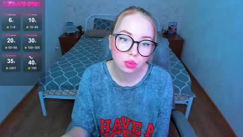 Snapshot of kim_girl_next_door chatting on 11.21.25 KIM online show from 11.21.25