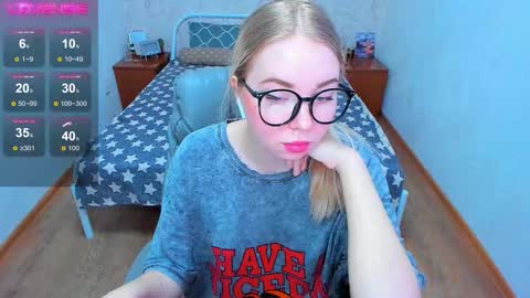 Snapshot of kim_girl_next_door chatting on 12.02.25 KIM online show from 12.02.25