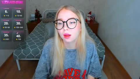 Snapshot of kim_girl_next_door chatting on 12.14.25 KIM online show from 12.14.25