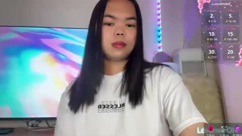 Snapshot of kim_kyile chatting on 11.18.25 KYLIE online show from 11.18.25