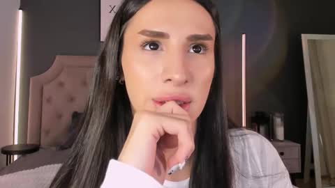 Snapshot of kim_oberlin chatting on 11.10.25 Kim Oberlin online show from 11.10.25