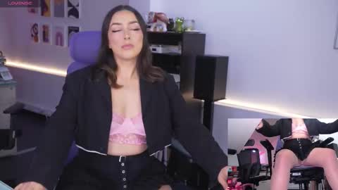 Snapshot of kimberly_clars chatting on 02.24.26 Kimberly 1200-1900 GMT-5 online show from 02.24.26