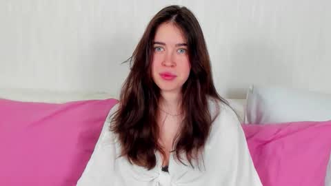 Snapshot of kimberlybond chatting on 12.14.25 KimberlyBond online show from 12.14.25