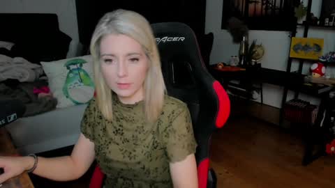 Wolfs Girl online show from 10.18.25