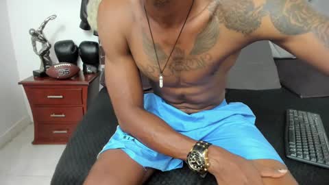 Snapshot of king_fitt_ chatting on 12.30.24 HOT MEN BLACK online show from 12.30.24