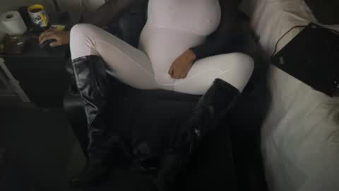 Snapshot of kinkypantyhoseman chatting on 02.24.25 kinkypantyhoseman online show from 02.24.25