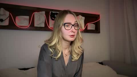 Kira Dea online show from 11.15.25