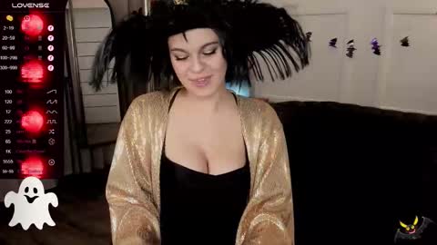 Snapshot of kira_energy chatting on 10.30.25 kira_energy online show from 10.30.25