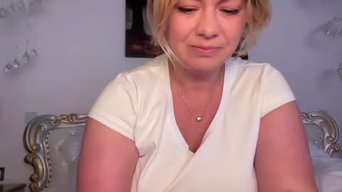 Snapshot of kiradivine chatting on 11.28.25 KiraDivine online show from 11.28.25