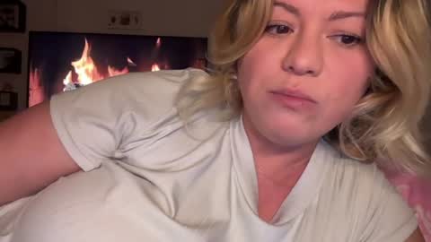 Snapshot of kiradivine chatting on 11.29.25 KiraDivine online show from 11.29.25