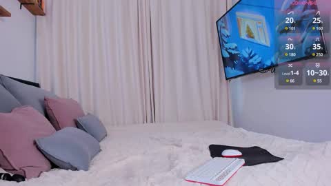 Snapshot of kiralotus chatting on 01.25.25 little vampire online show from 01.25.25