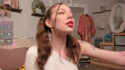 Snapshot of kiralotus chatting on 04.03.26 little vampire online show from 04.03.26