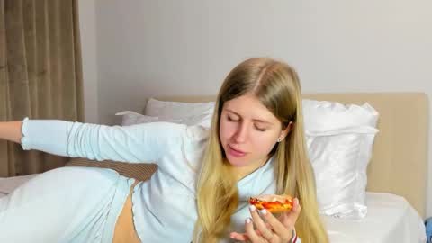 Kira online show from 12.21.25