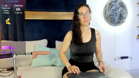 Kissing Company online show from 02.09.25