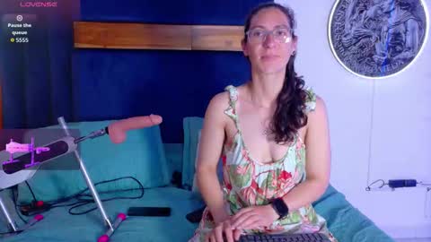 Kissing Company online show from 11.18.25