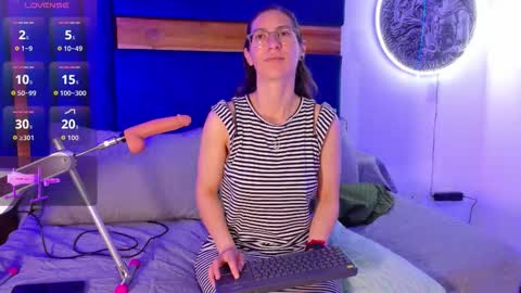 Kissing Company online show from 12.04.25