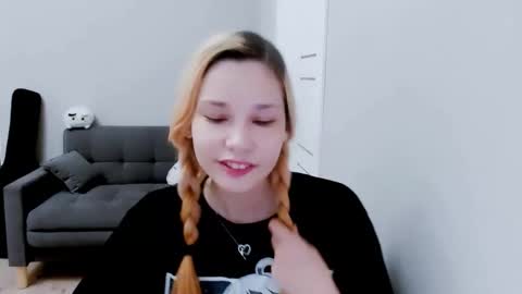 Snapshot of kitten_alisa chatting on 09.13.25 Alissa online show from 09.13.25