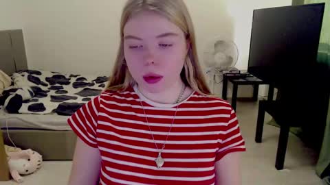 Snapshot of kitten_jenny01 chatting on 12.11.24 Jennyblonde and Emmabrunette online show from 12.11.24