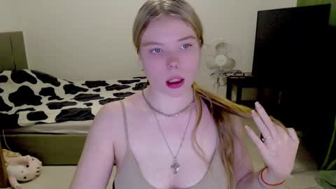 Snapshot of kitten_jenny01 chatting on 12.12.24 Jennyblonde and Emmabrunette online show from 12.12.24